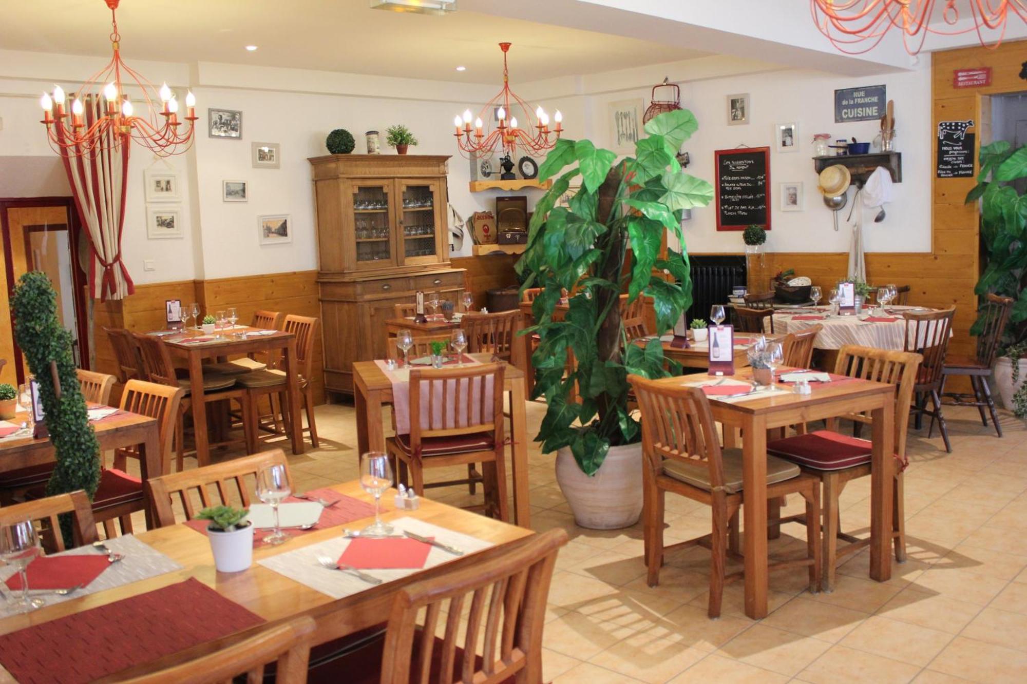 Hotel-Restaurant Les Colonnades Saint-Fulgent Экстерьер фото