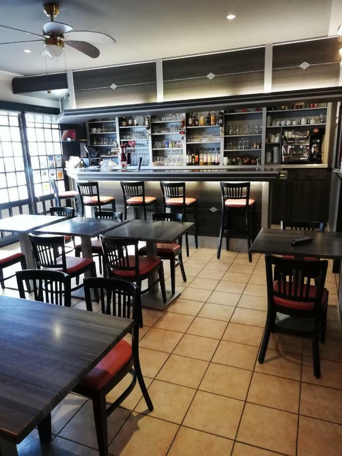 Hotel-Restaurant Les Colonnades Saint-Fulgent Экстерьер фото